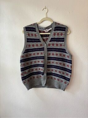 Vintage Grey Knit Button-Up Vest with Navy and Red Pattern